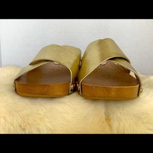 NWOT 7.5 Gold sandals